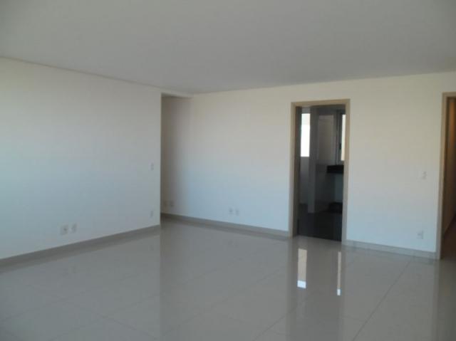 Apartamento 4 quartos, varanda, elevador, 2 vagas livres em condomínio inteligente.
