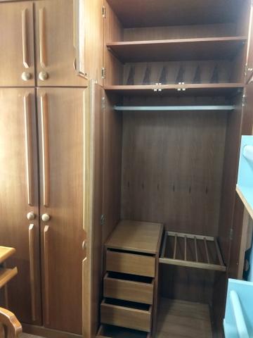 Guarda roupas 8 portas em madeira legítima semi novo - Foto 4