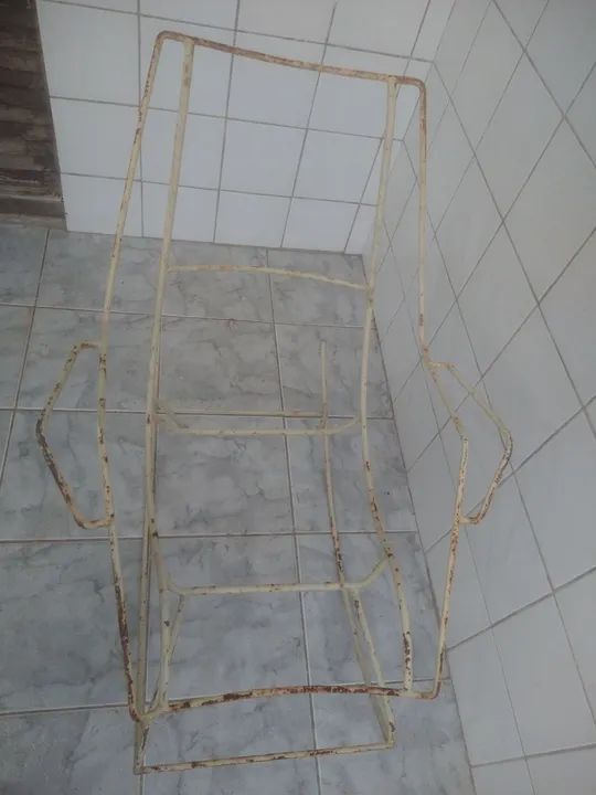 Cadeira de balanço de ferro maciço antiga 