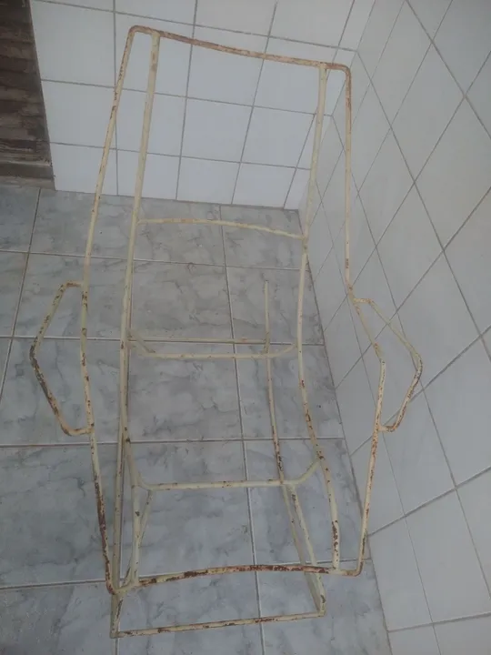 Cadeira de balanço de ferro maciço antiga