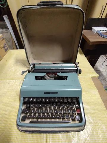Máquina de escrever Olivetti Lettera 32