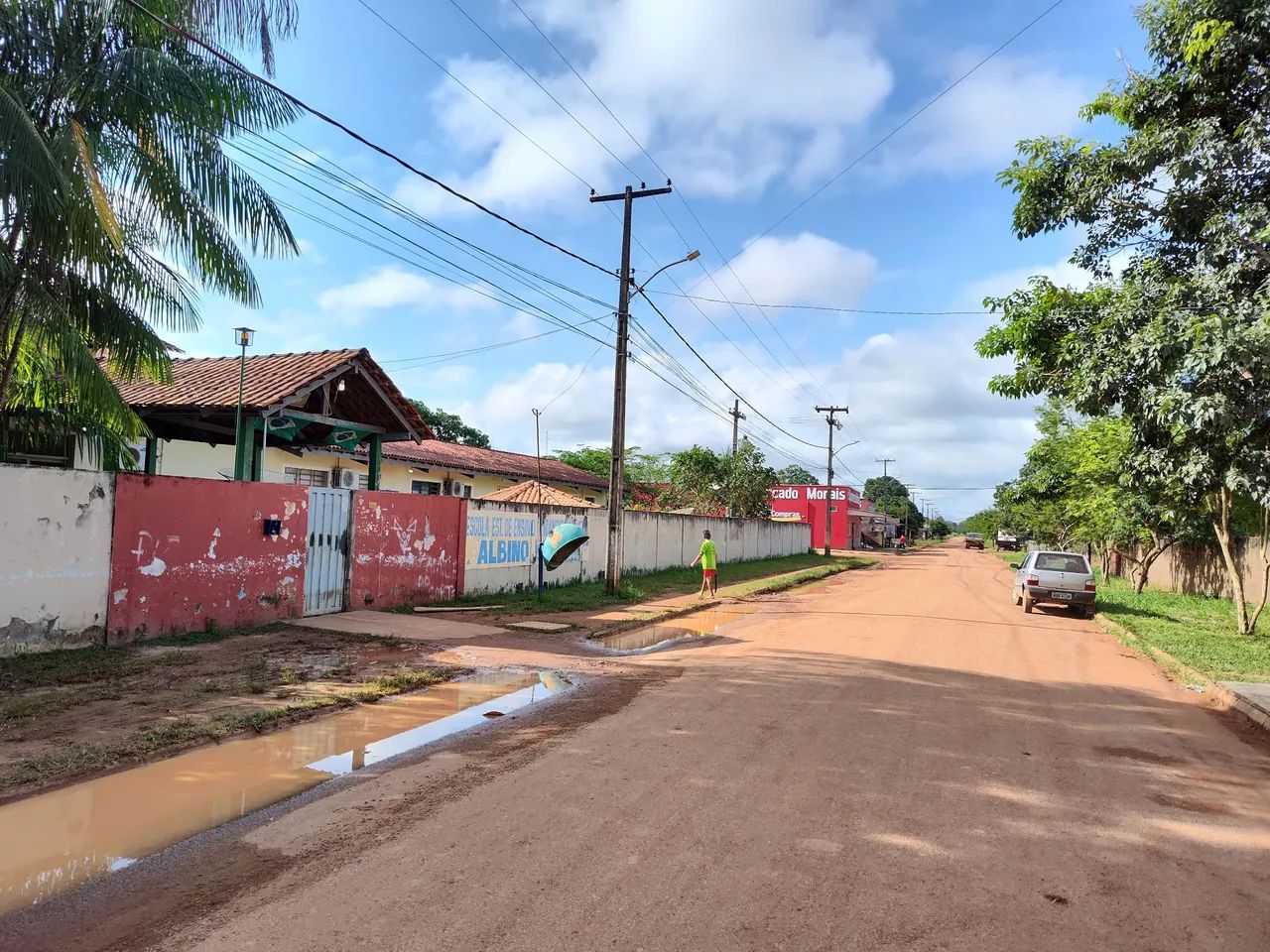 Casa com três terrenos todo murado 