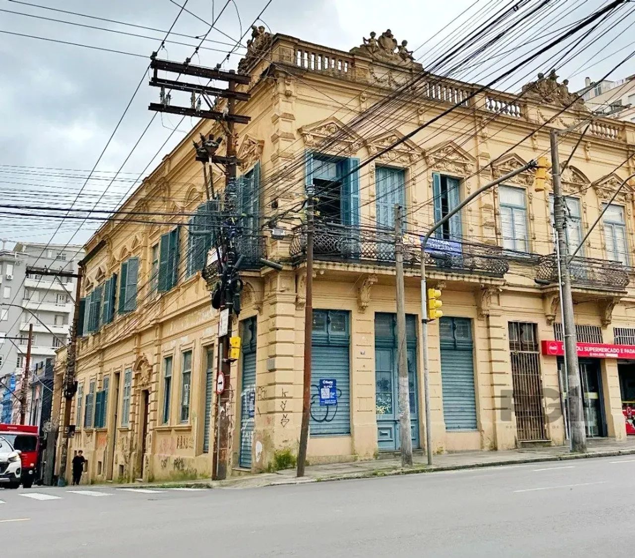Prédio comercial em localização de esquina privilegiada no Centro Histórico, todo restaura