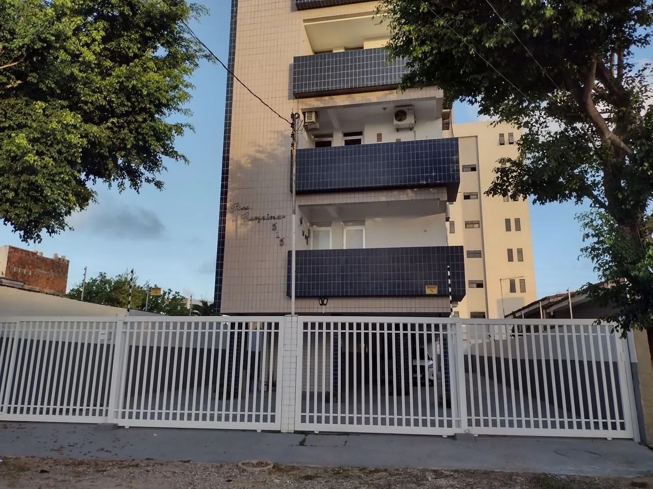 Vende-se excelente apartamento reformado e mobiliado em Camboinha. Aceita-se veículo