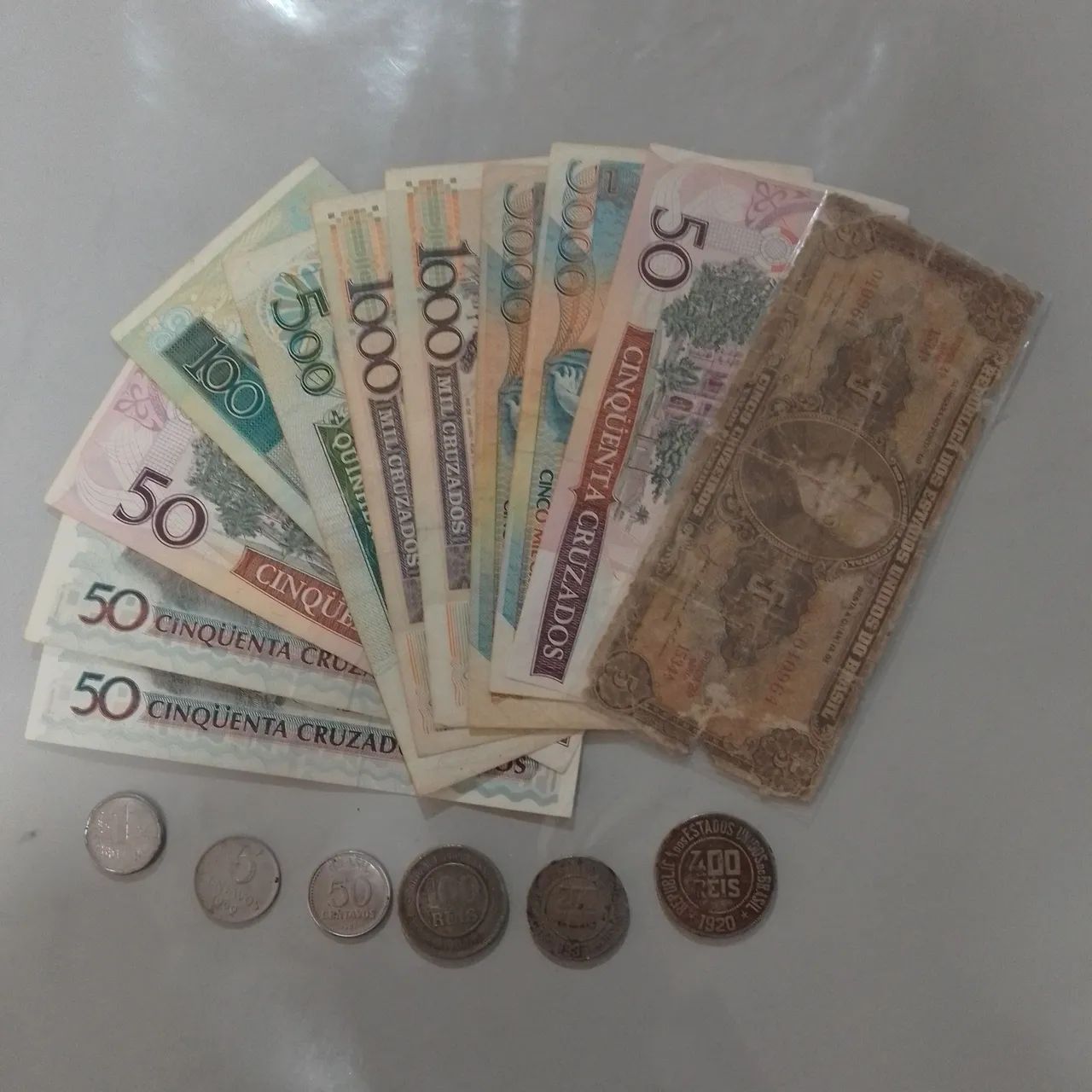 Cedulas  antigas e moedas para colecionador.