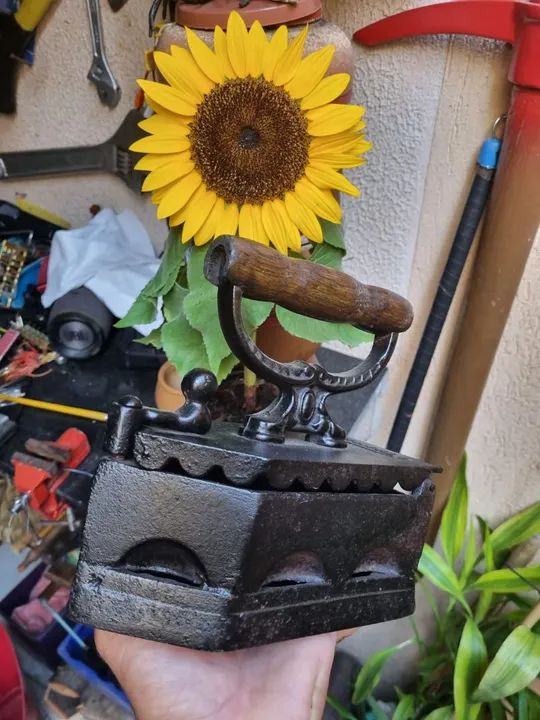 Ferro de Engomar Antigo - Decoração Vintage - Foto 2