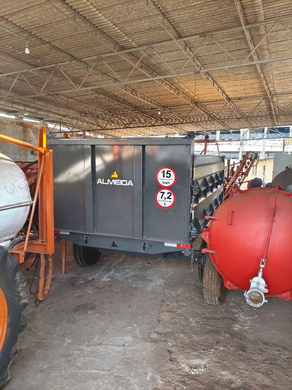 Carreta Agrícola Basculante Max Cargo 6.0 Multiuso Almeida  - Foto 3