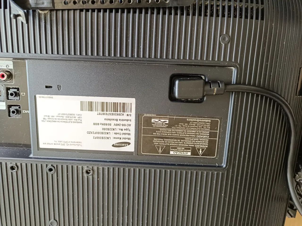 Tv com defeito pra retirada de peças.defeito na tela - Foto 4