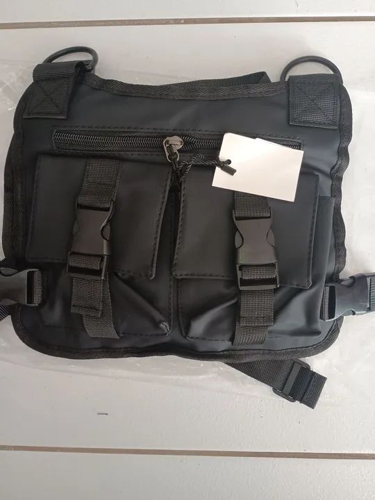Mochila de Peito Preta com Múltiplos Bolsos 55,00 REAIS.