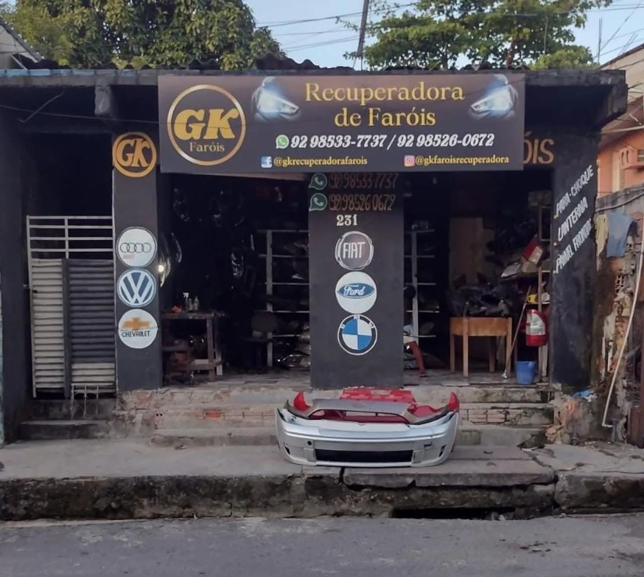 Ponto comercial grande + 2 aptos 