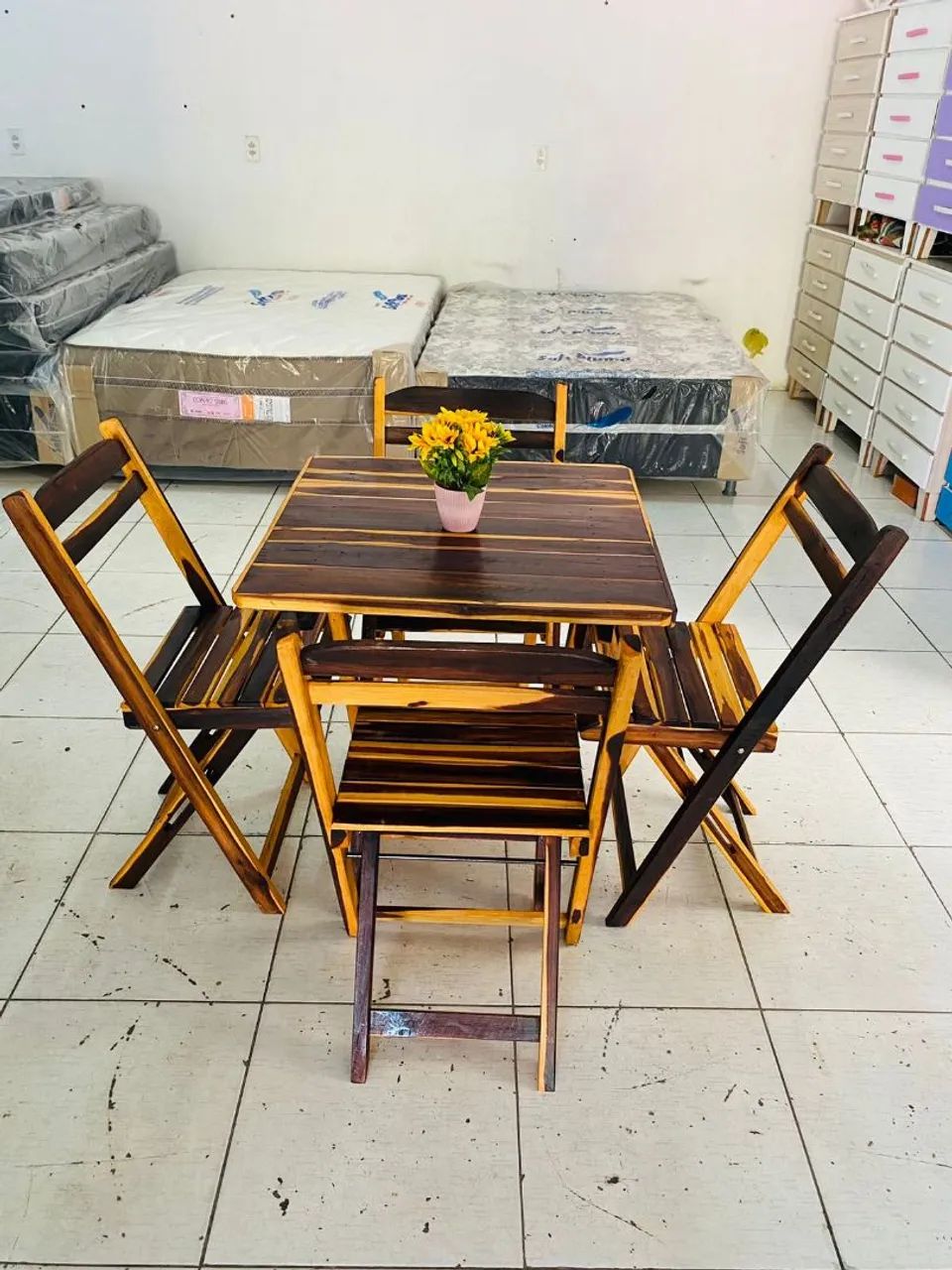 Conjunto de mesa e cadeiras de madeira