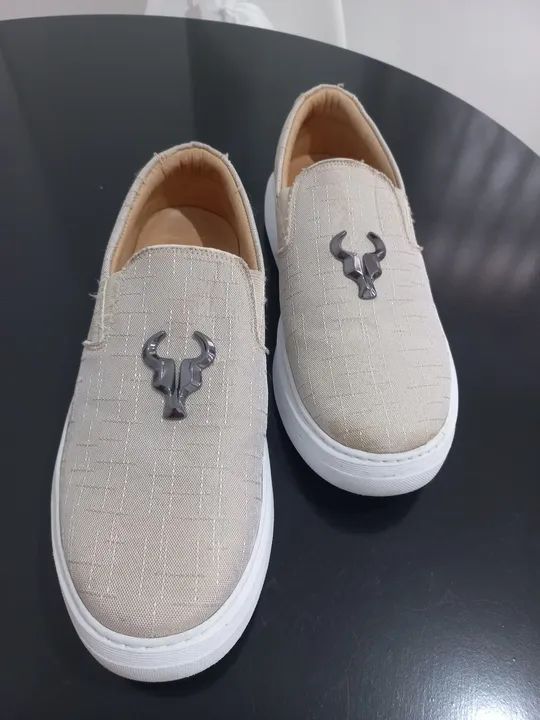 Tênis Nike e Sapato Toro.