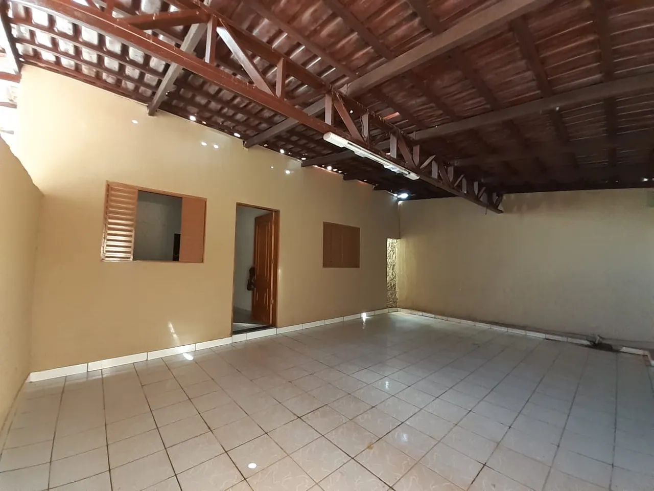 OPORTUNIDADE! Casa 3 quartos com barracão no fundo
