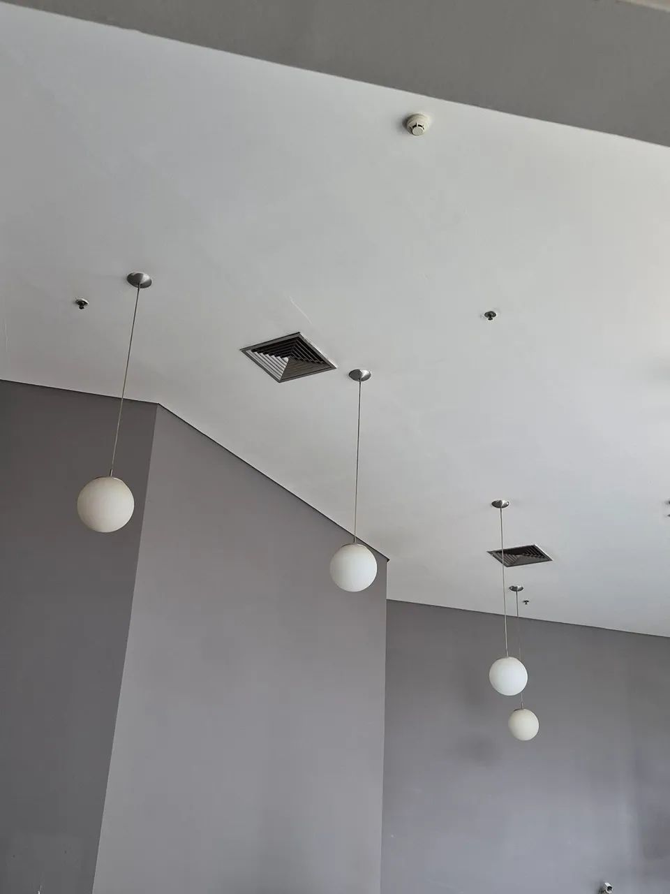 White glass globe pendant light, 1.2 m, 9 units, BRL 50.00 each