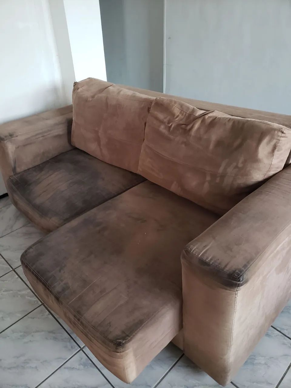 Sofá 2 lugares em tecido bege - Foto 2