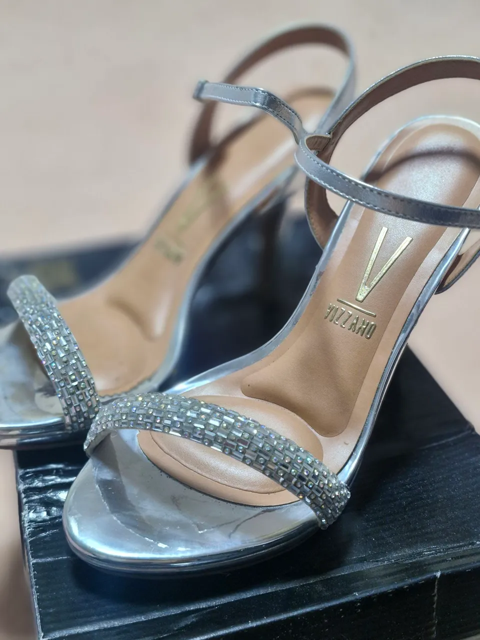 Sandália Vizzano Prateada com Strass - Elegância nos seus pés!