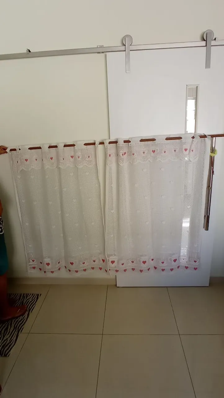 Cortinas brancas com detalhes em coração