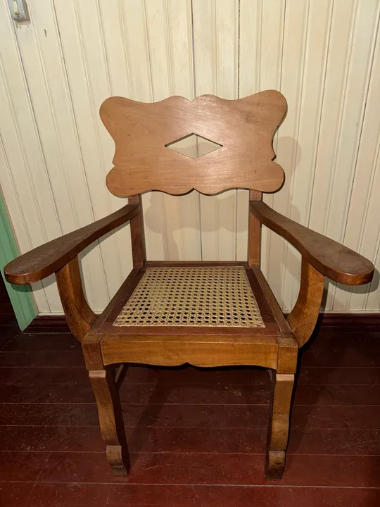 Poltrona de madeira maciça 1940. assento de palha indiana