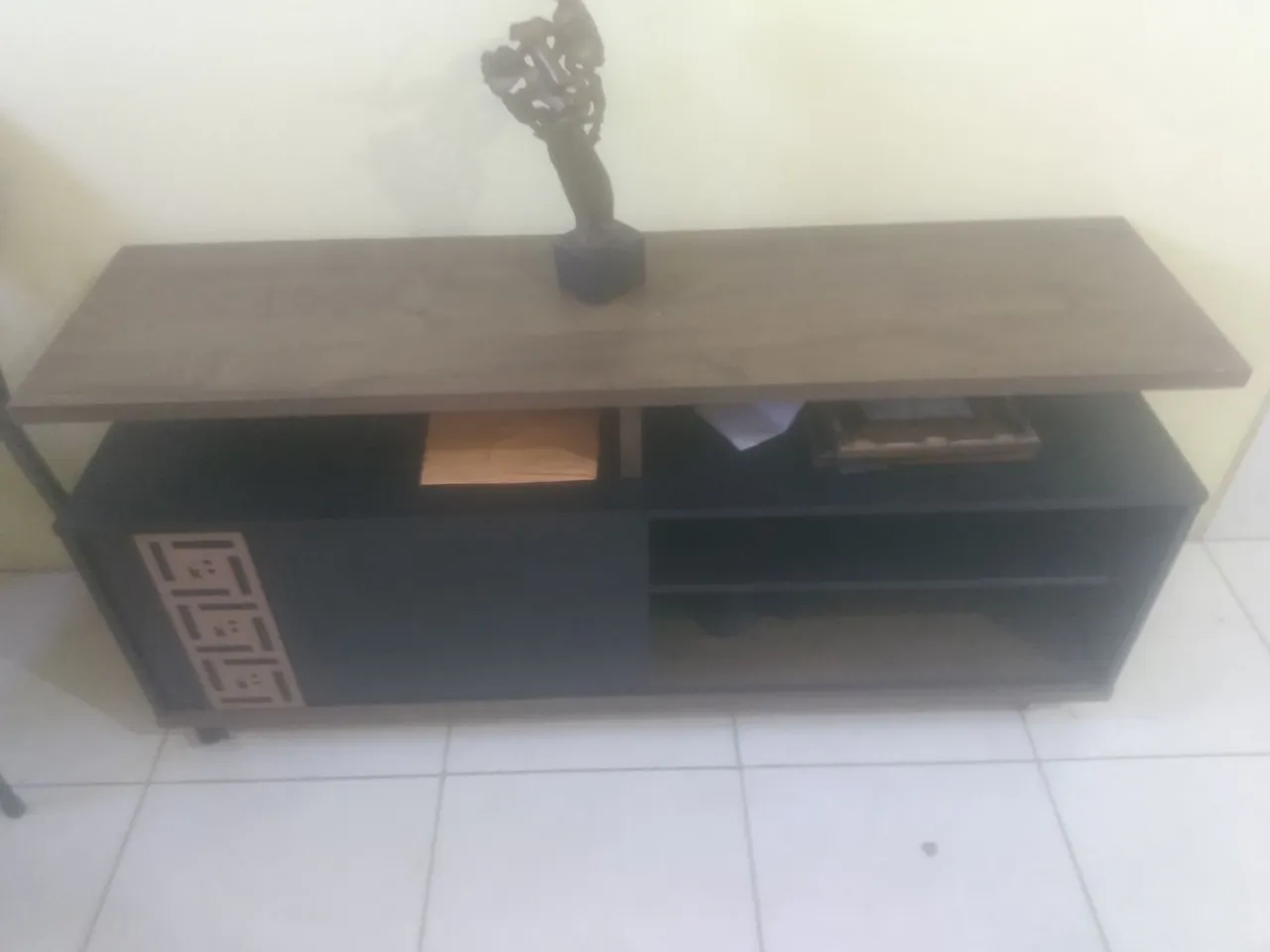 Rack de TV em madeira com design moderno
