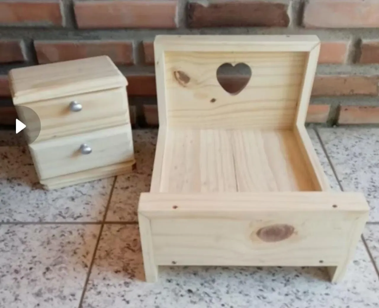 Mini Cama de Madeira com Criado Mudo Newborn- Artesanal