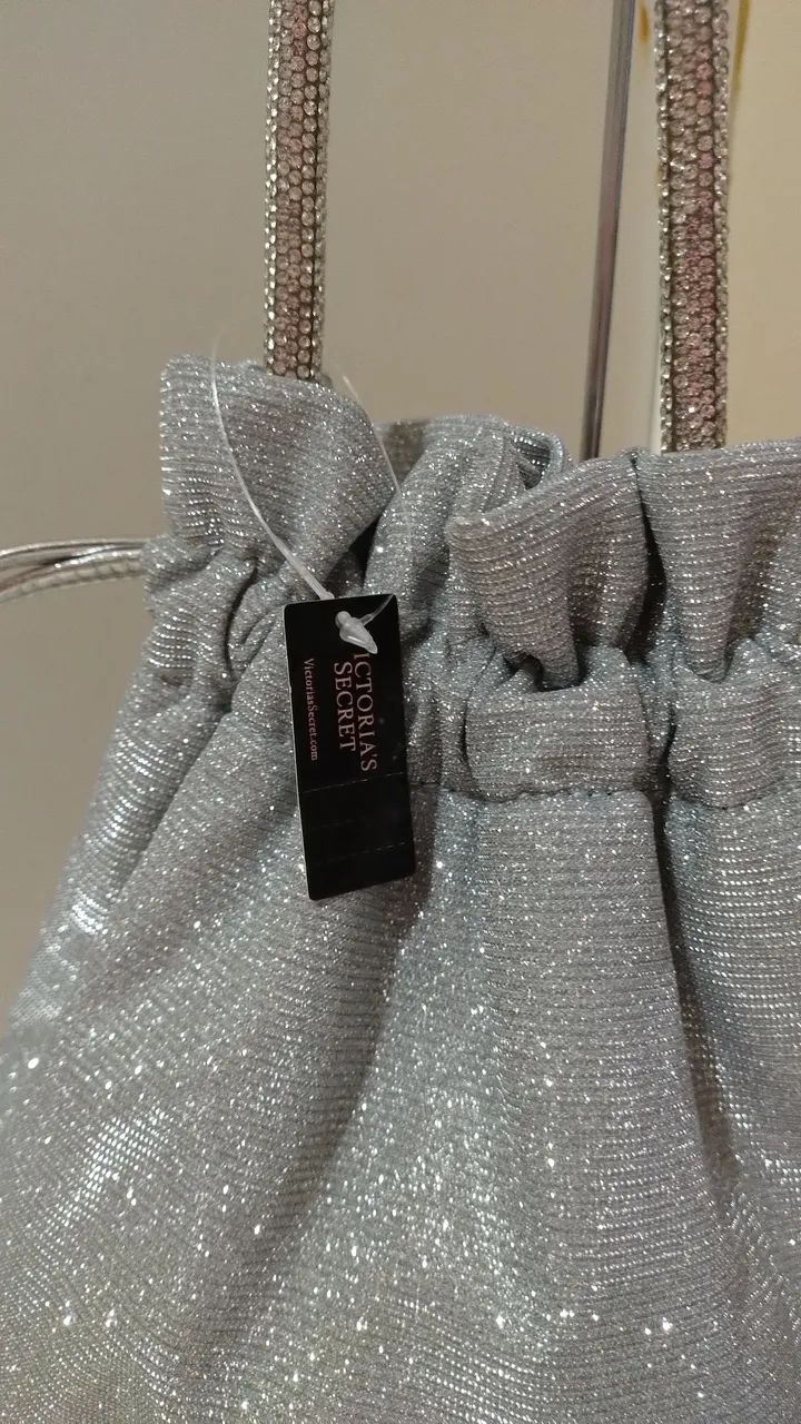 Bolsa de mão prateada com brilho - Victoria's Secret - Foto 4