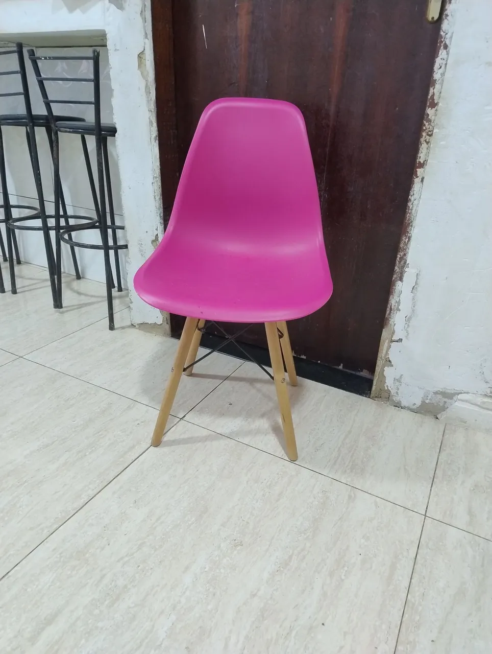 Cadeira Eames Rosa com Pés de Madeira / Rosa
