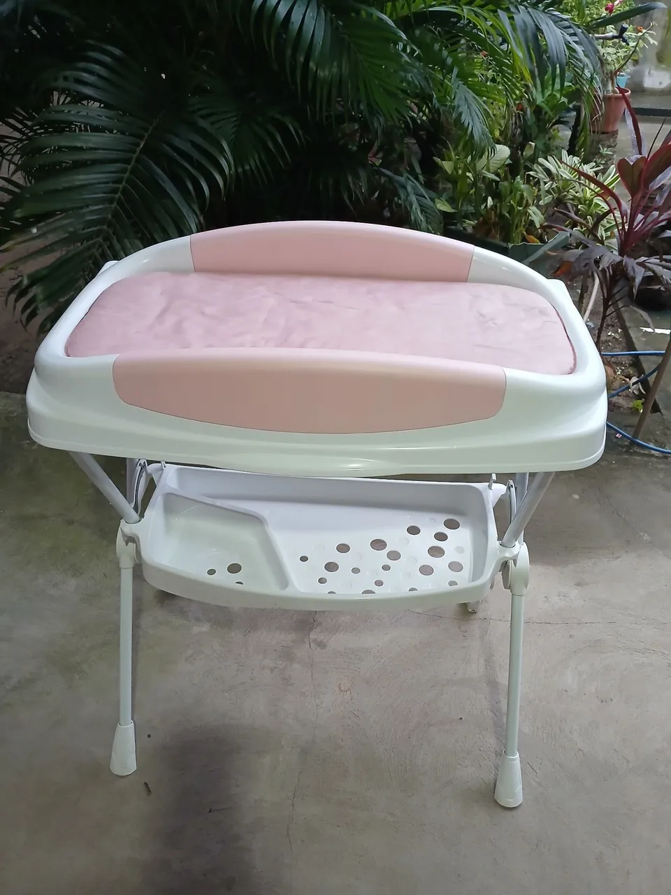Trocador de bebê com bandeja