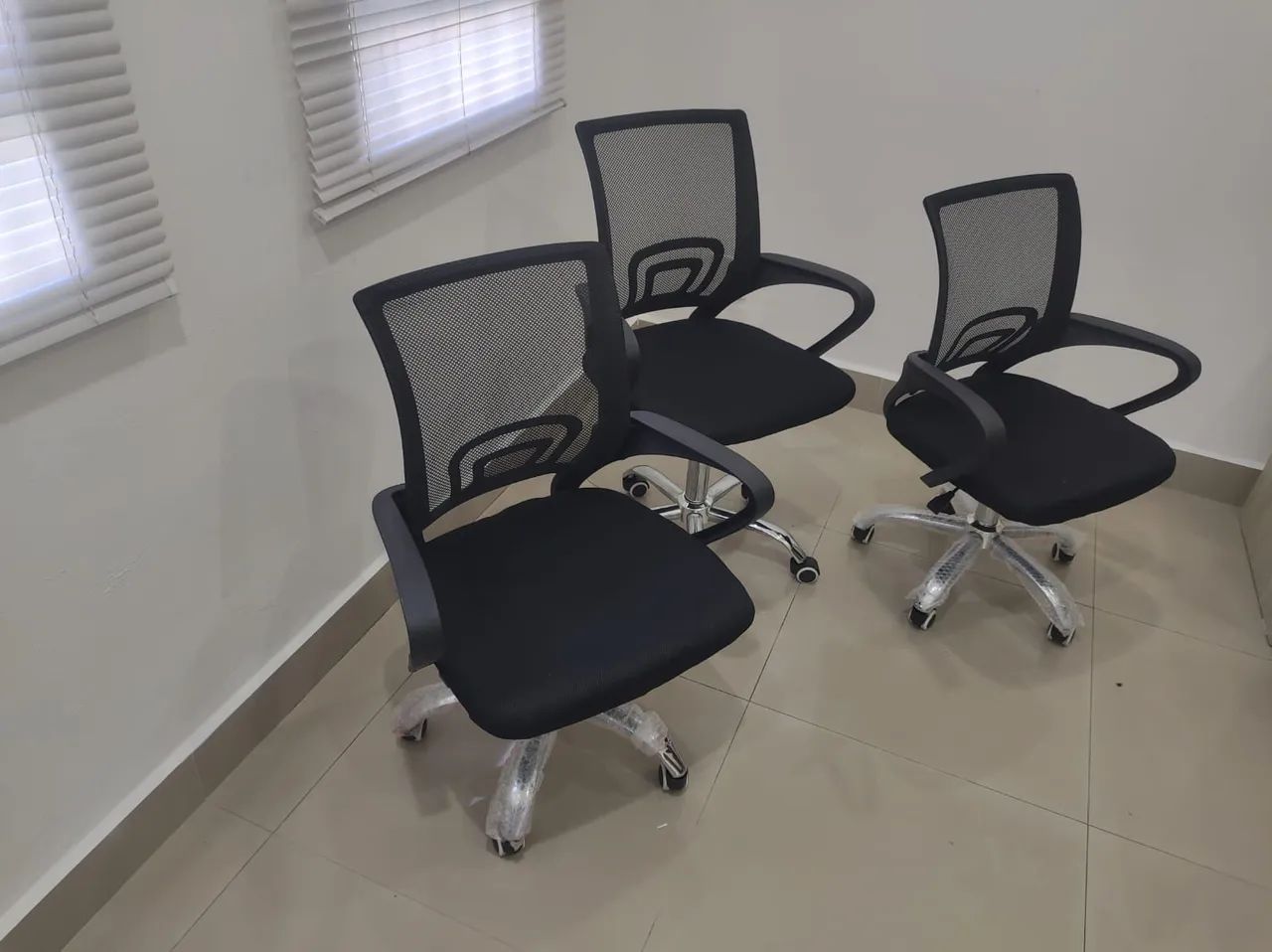 Cadeira de escritório Novas R$260,00 cada