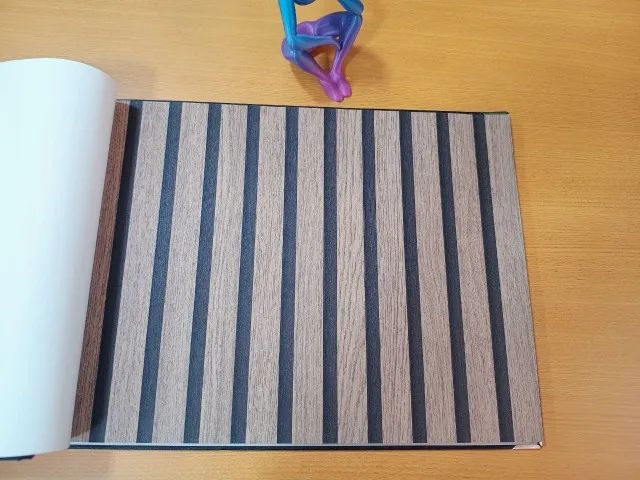 Transforme sua parede em uma obra de sucesso com papel de parede ripado!