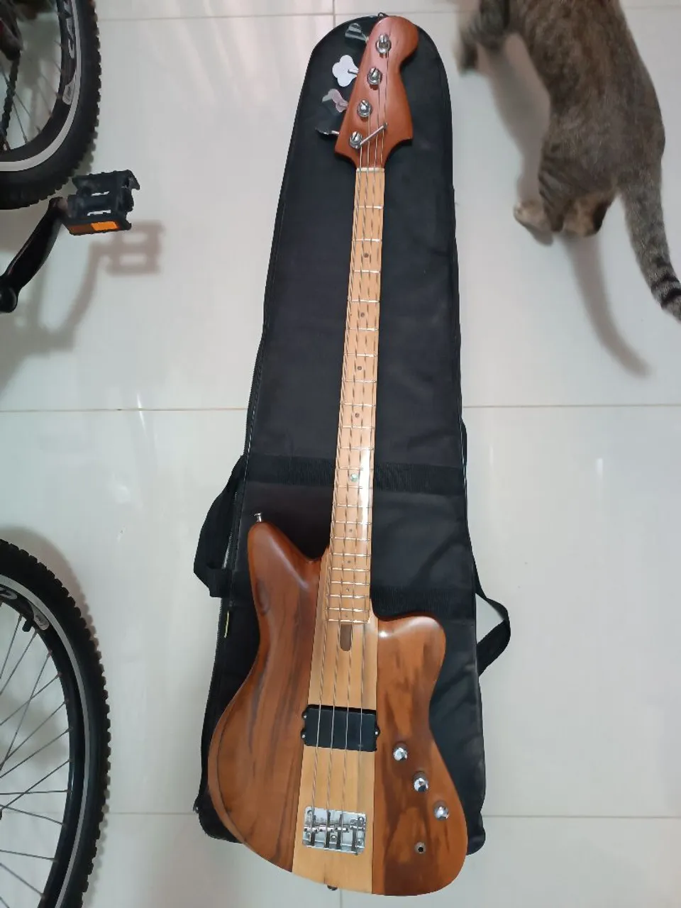 Baixo Elétrico Goré Bass troco por baixo 5 cordas