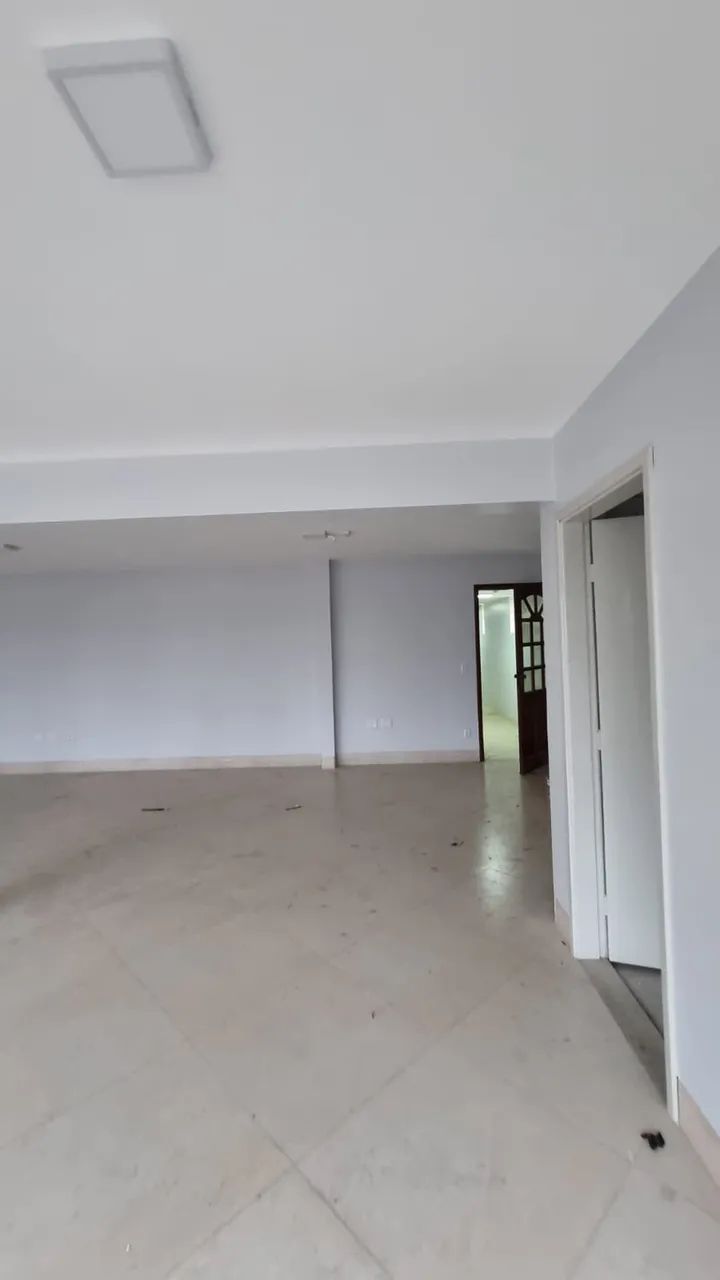 Salas comerciais disponíveis para locação na Avenida Presidente Vargas acima do Prédio da 
