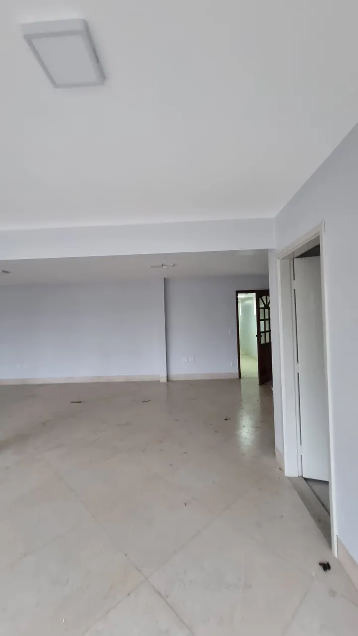 Salas comerciais disponíveis para locação na Avenida Presidente Vargas acima do Prédio da