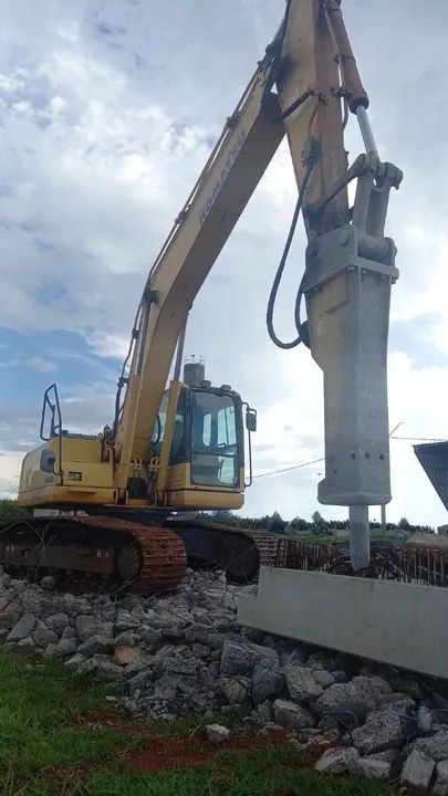 Escavadeira  com rompedor 