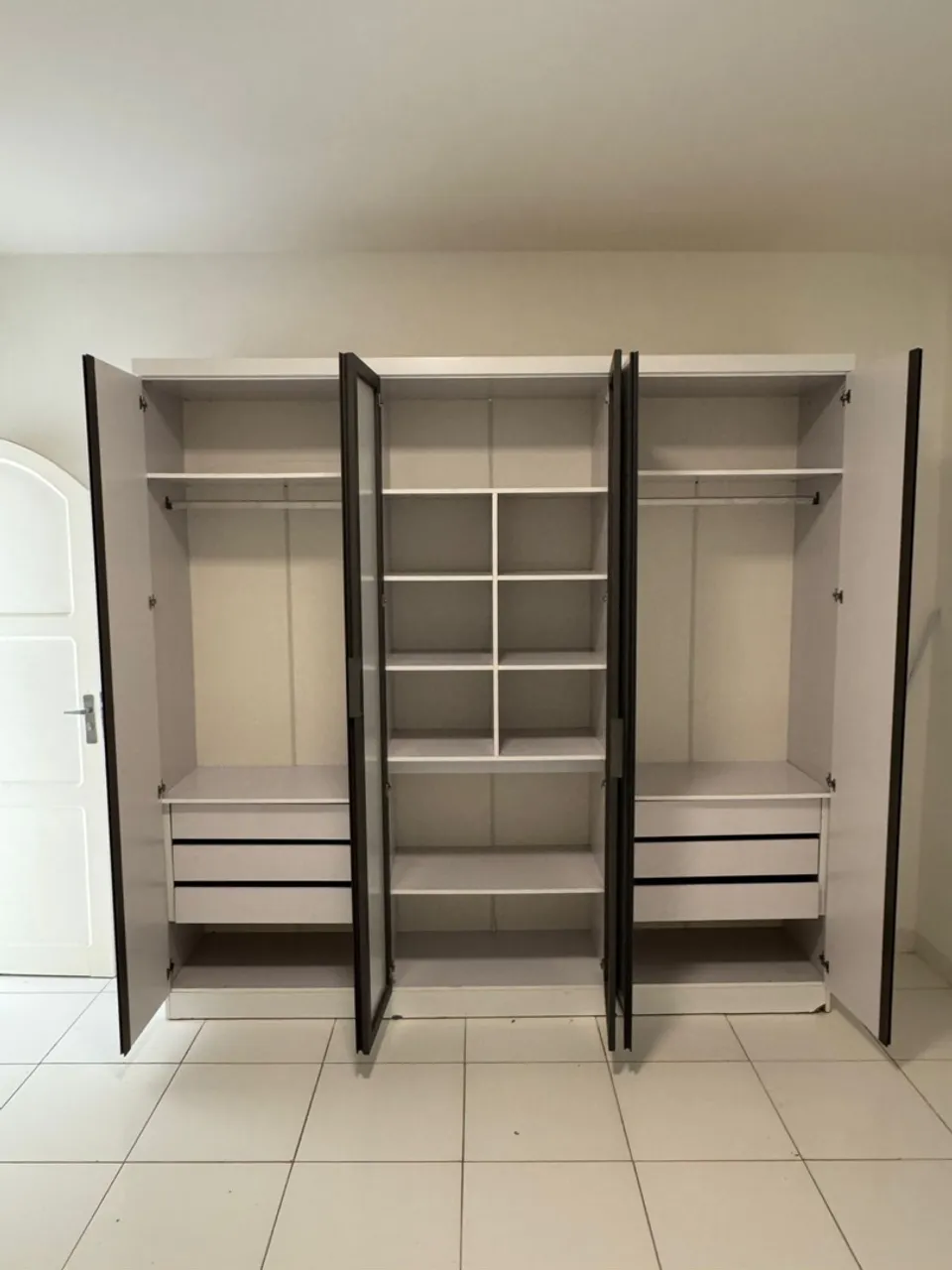 Guarda-Roupa Moderno com Amplo Espaço Interno