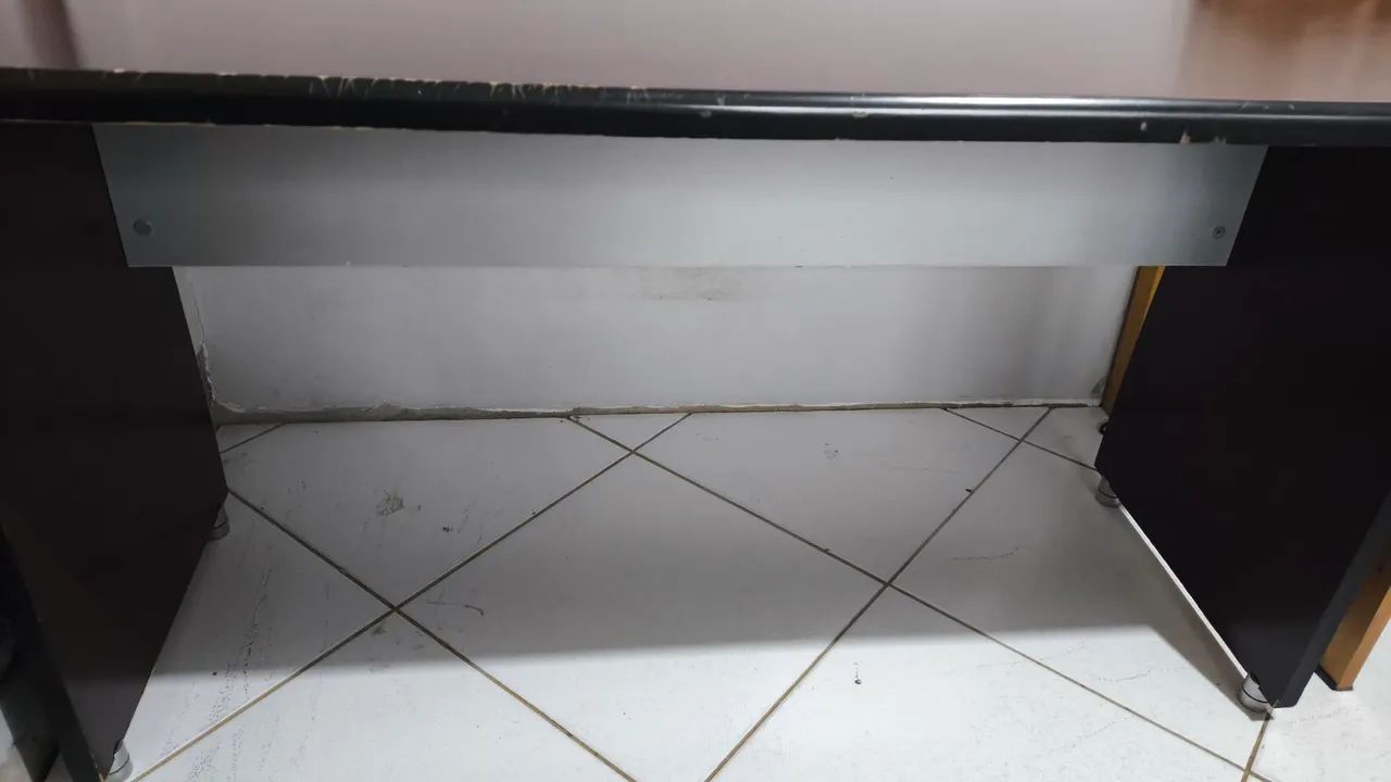 Mesa de escritório tampo de 2.5 e vidro grosso. - Foto 5