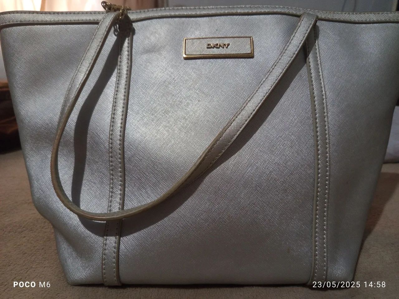Bolsa DKNY Prateada Elegante