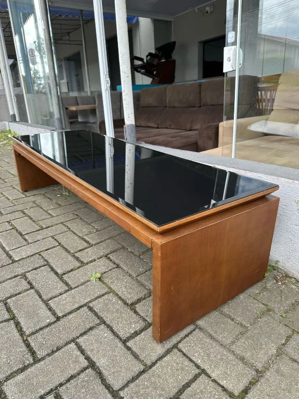 Mesa de centro em madeira maciça com vidro preto - Foto 2