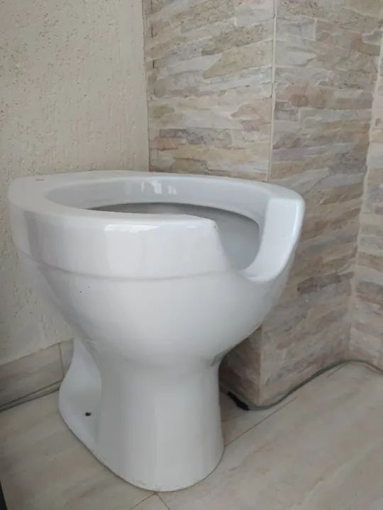 Vaso /bacia sanitária convencional com abertura (PNE) Celite