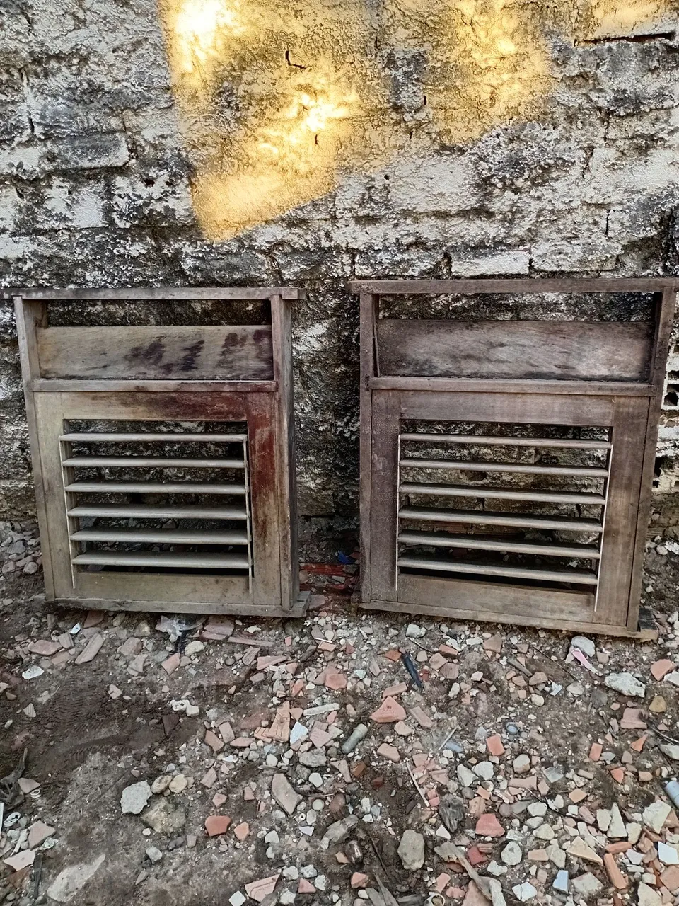 Janelas de madeira com venezianas massaranduba