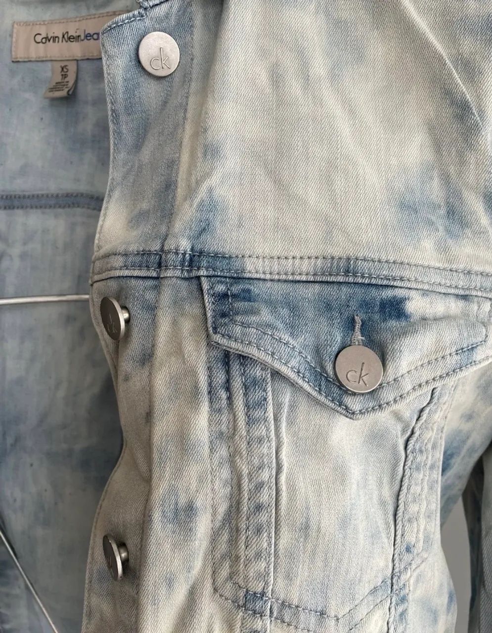Jaqueta jeans Calvin Klein  tam p - Foto 4
