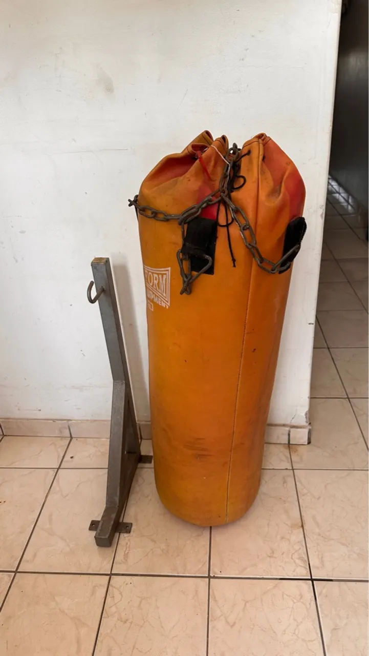 Saco de boxe e suporte