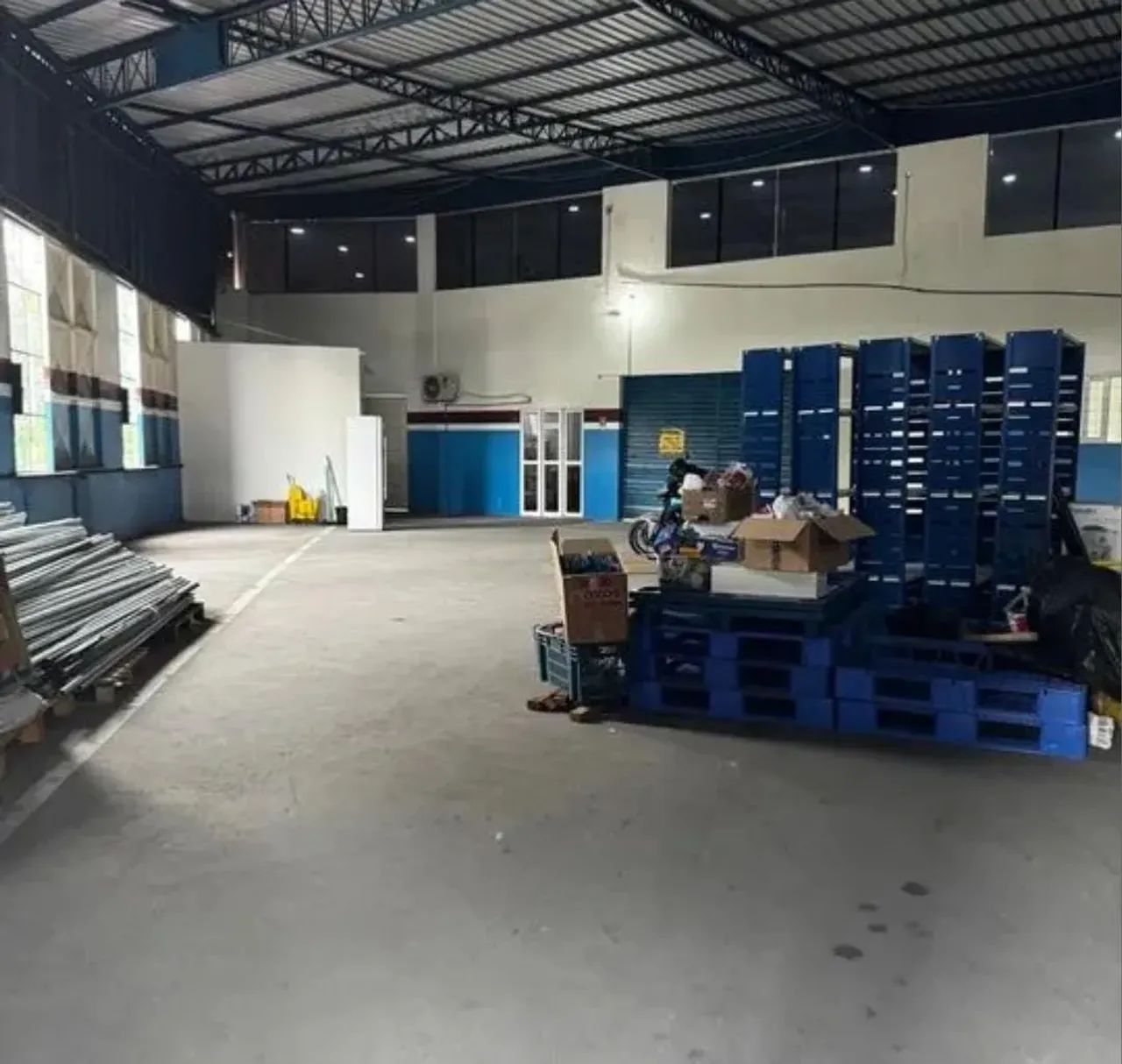 Aluga-se Galpão 700 m² via Natan Xavier.