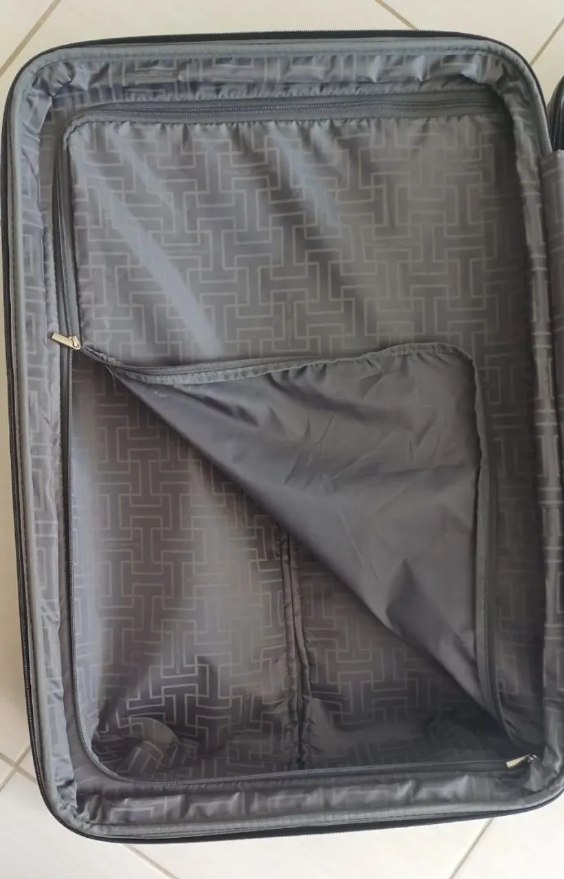Mala de viagem cinza com detalhes internos