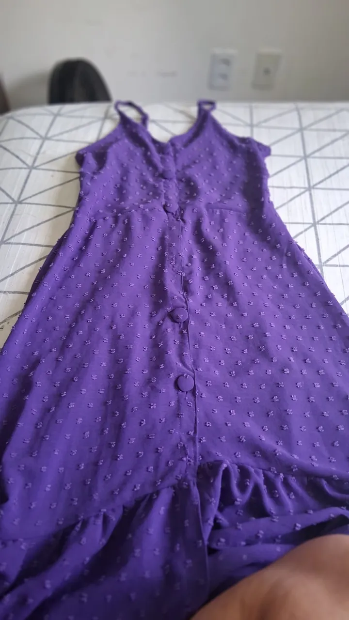 Vestido roxo com detalhes em relevo