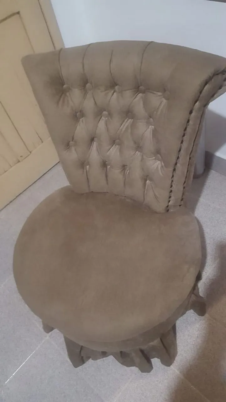 Poltrona estofada em suede bege