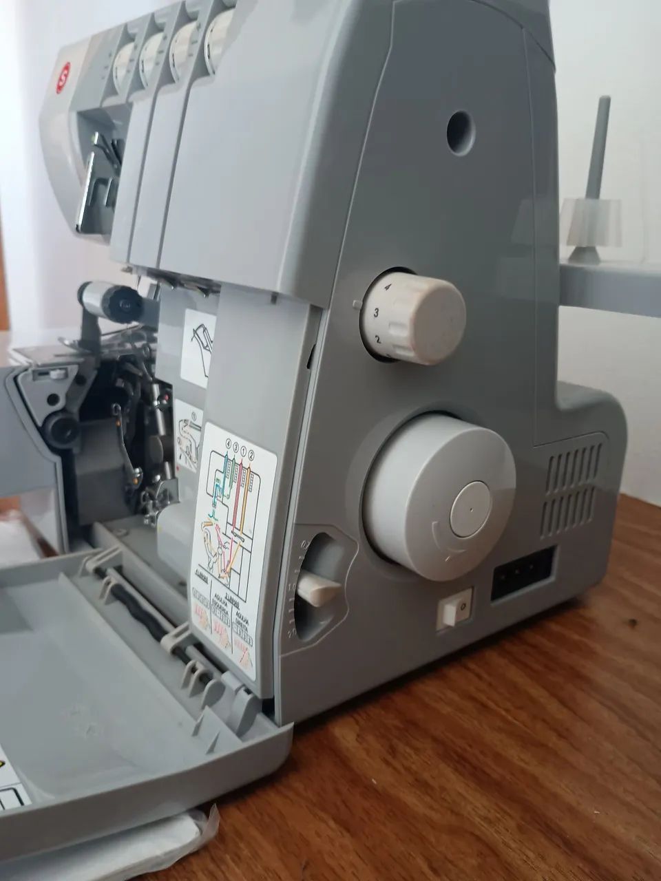 Máquina de Costura Singer overloque Heavy daty 14HD854 - Foto 3