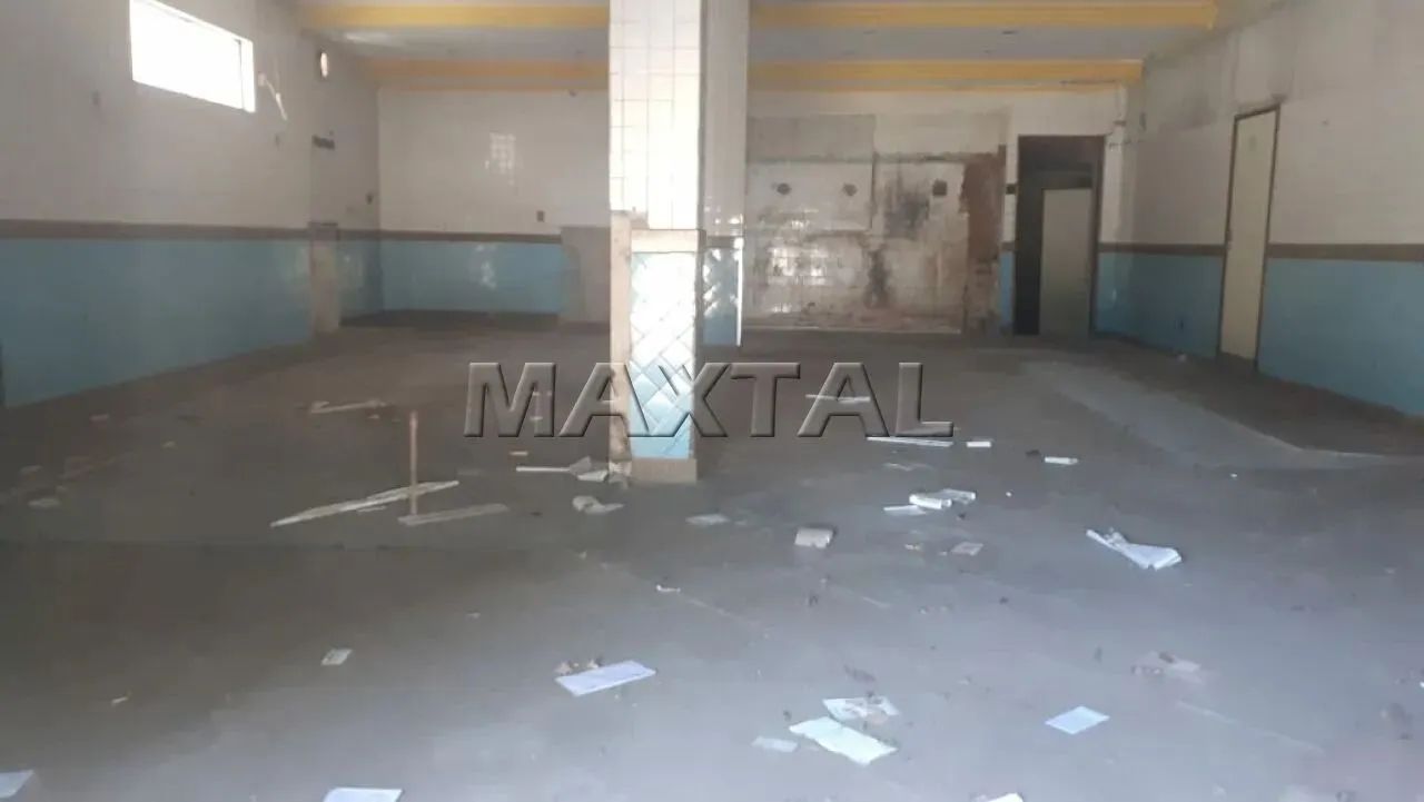 Loja de esquina para locação, com 15 metros de fachada, porta de aço e 2 vagas.