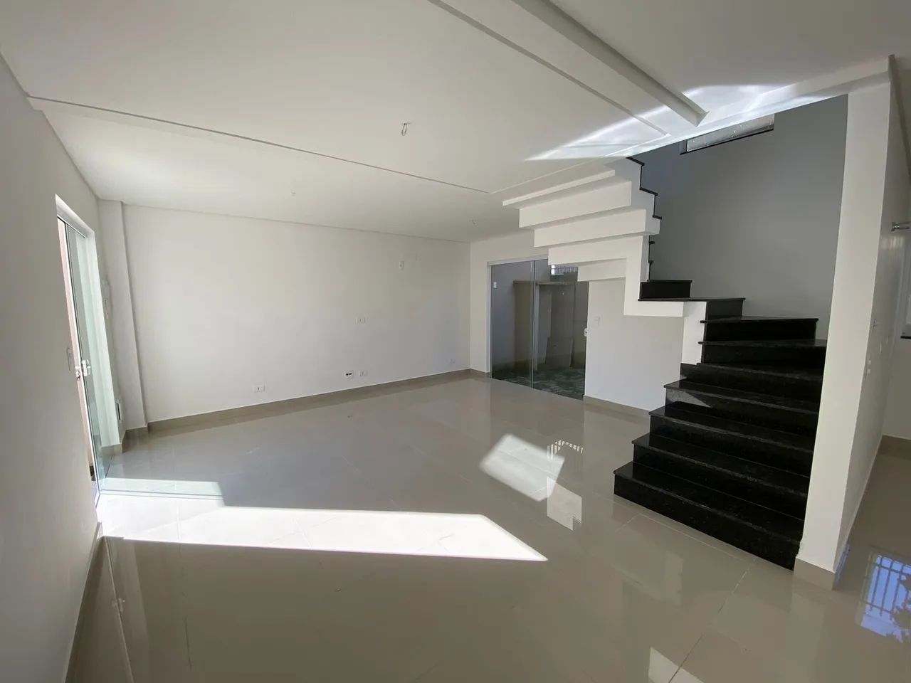 Excelente Sobrado triplex a Venda em condomínio fechado - Bairro Campo Comprido Curitiba P - Foto 3