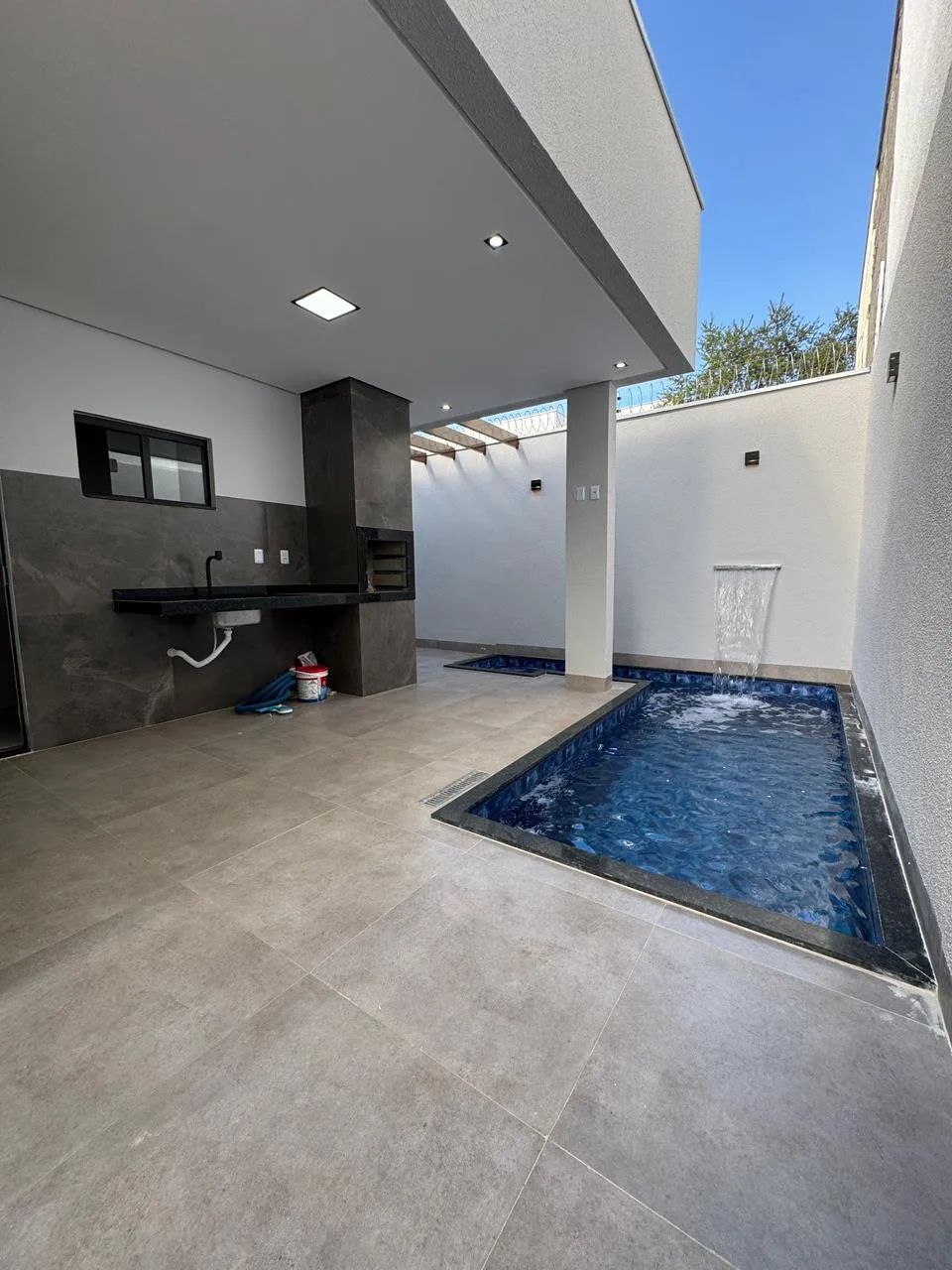 Casa com três quartos, excelente localização, perto de tudo que você precisa com praticida - Foto 3
