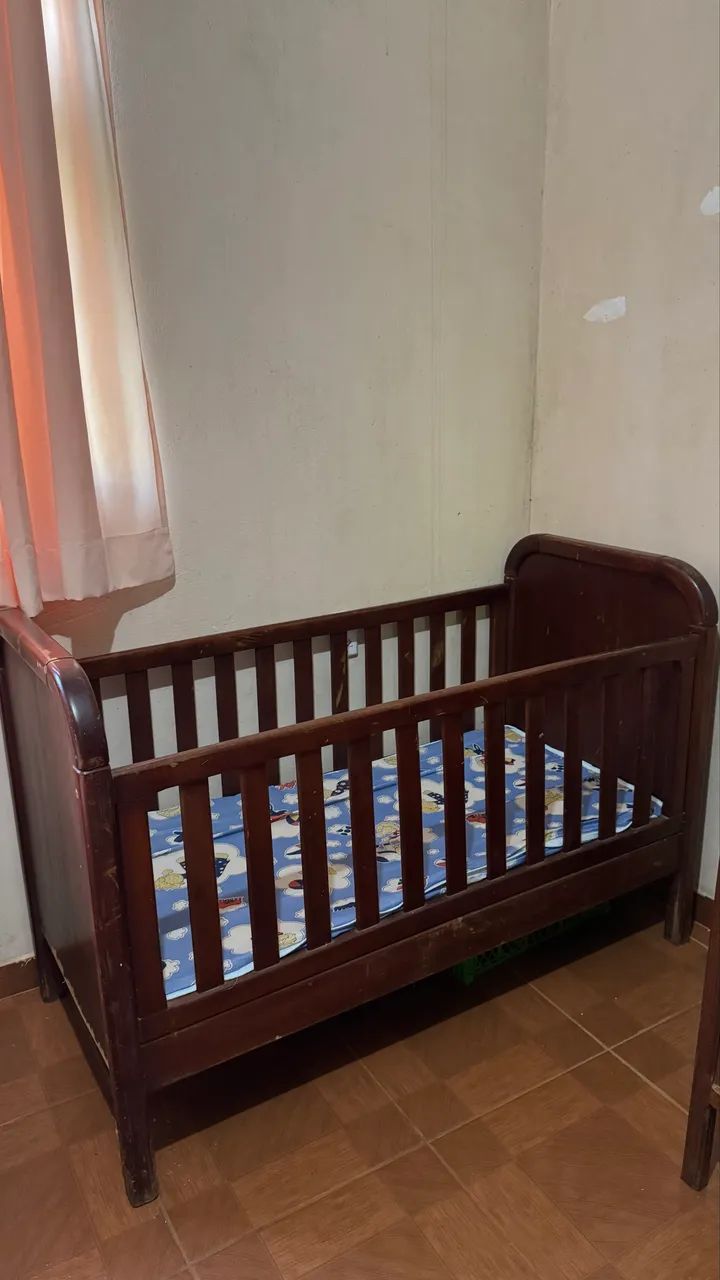 Berço de madeira com o colchão 